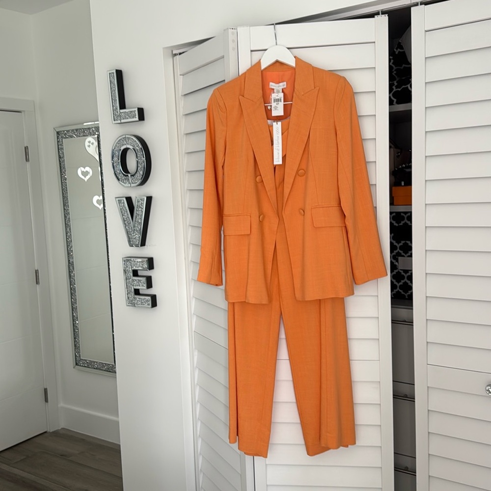 NWT ORANGE JACKET AND PANTS SET   HOUSE OF HARLOW